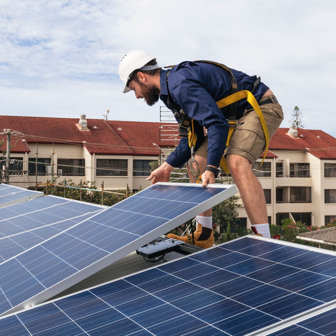 Solarmonteur bei der Montage eines Solarpanels